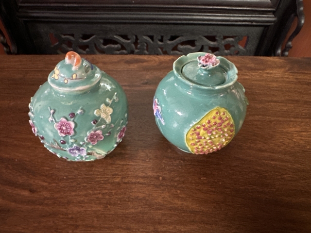 古玩陶瓷民國花卉紋堆塑罐一對拍賣，當前價格2208元