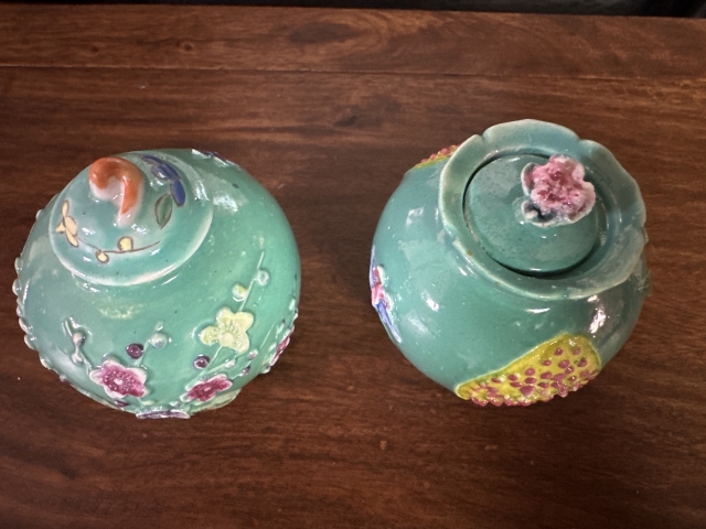 古玩陶瓷民國花卉紋堆塑罐一對拍賣，當前價格2208元