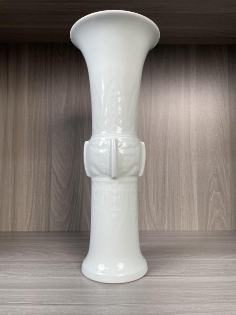古玩陶瓷清晚期 甜白釉暗刻饕餮紋大花觚拍賣,當前價格8600元