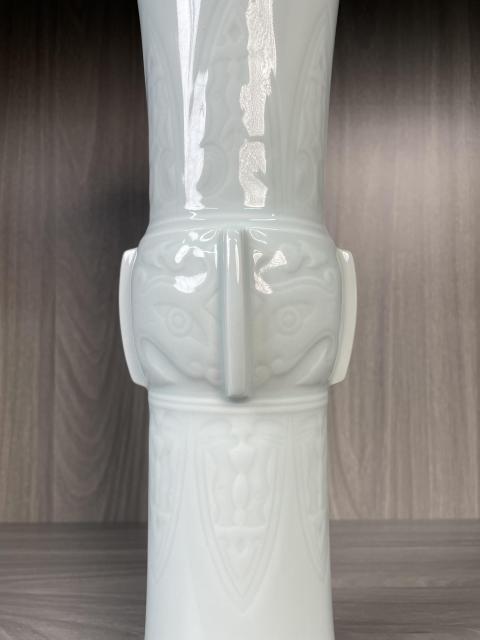 古玩陶瓷清晚期 甜白釉暗刻饕餮紋大花觚拍賣,當前價格8600元