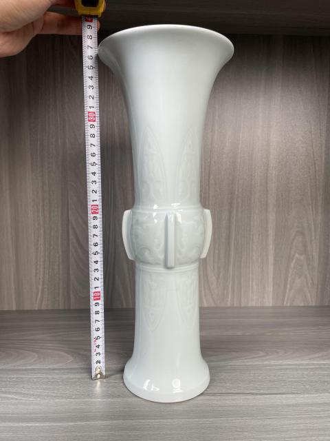 古玩陶瓷清晚期 甜白釉暗刻饕餮紋大花觚拍賣,當前價格8600元