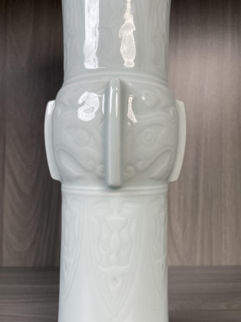 古玩陶瓷清晚期 甜白釉暗刻饕餮紋大花觚拍賣,當前價格8600元