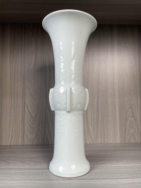 古玩陶瓷清晚期 甜白釉暗刻饕餮紋大花觚拍賣,當前價格8600元