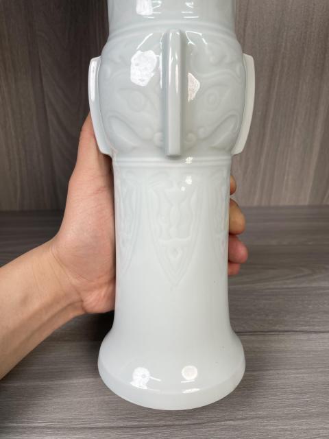 古玩陶瓷清晚期 甜白釉暗刻饕餮紋大花觚拍賣,當前價格8600元