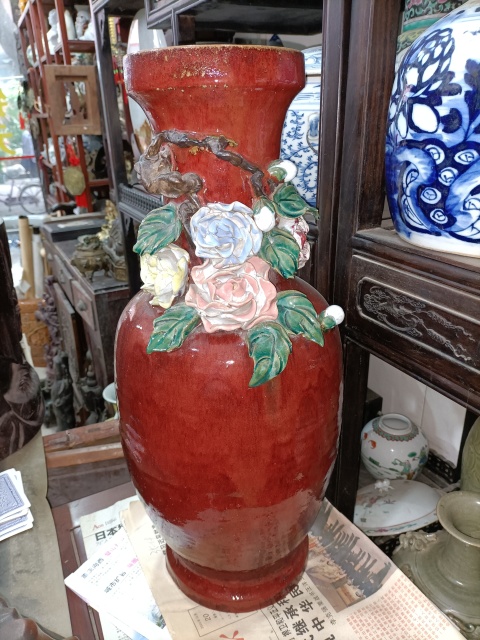 古玩陶瓷紅釉堆花花卉紋盤口瓶拍賣，當前價格2888元