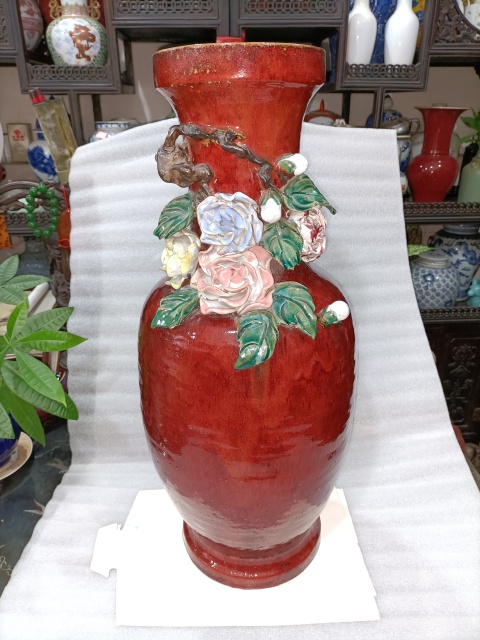 古玩陶瓷紅釉堆花花卉紋盤口瓶拍賣，當前價格2888元