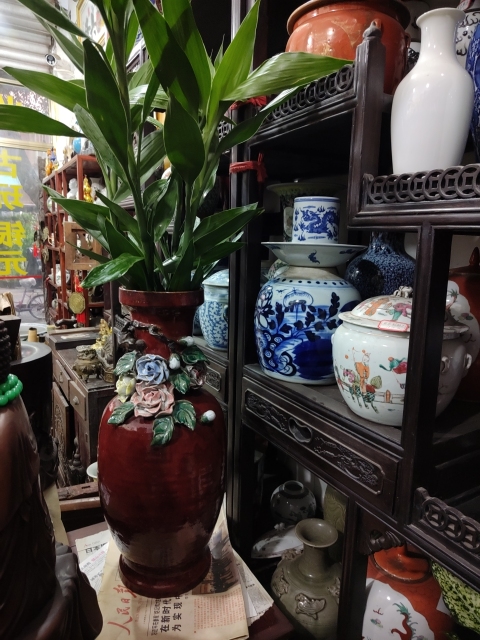古玩陶瓷紅釉堆花花卉紋盤口瓶拍賣，當前價格2888元