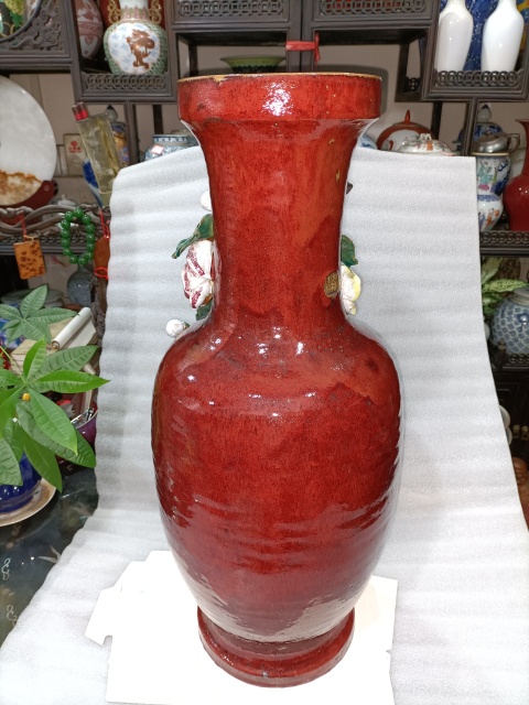 古玩陶瓷紅釉堆花花卉紋盤口瓶拍賣，當前價格2888元