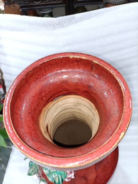 古玩陶瓷紅釉堆花花卉紋盤口瓶拍賣，當前價格2888元