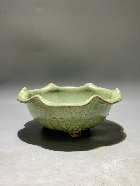 古玩陶瓷清代早期綠哥釉貼塑梅花紋花口洗拍賣(mài),當(dāng)前價(jià)格1588元