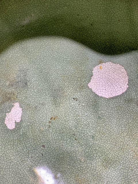 古玩陶瓷清代早期綠哥釉貼塑梅花紋花口洗拍賣(mài),當(dāng)前價(jià)格1588元