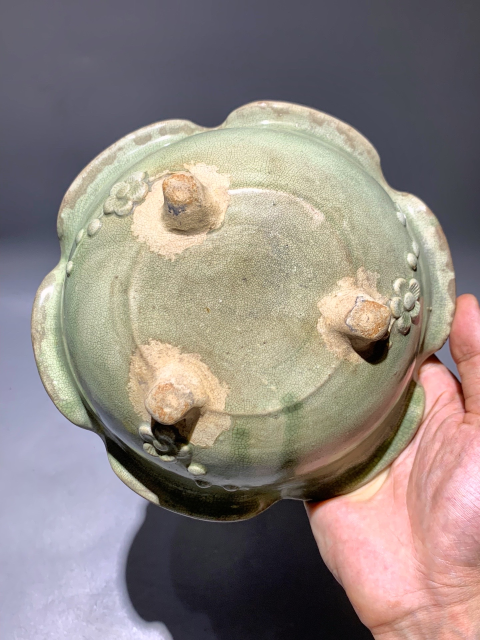 古玩陶瓷清代早期綠哥釉貼塑梅花紋花口洗拍賣(mài),當(dāng)前價(jià)格1588元