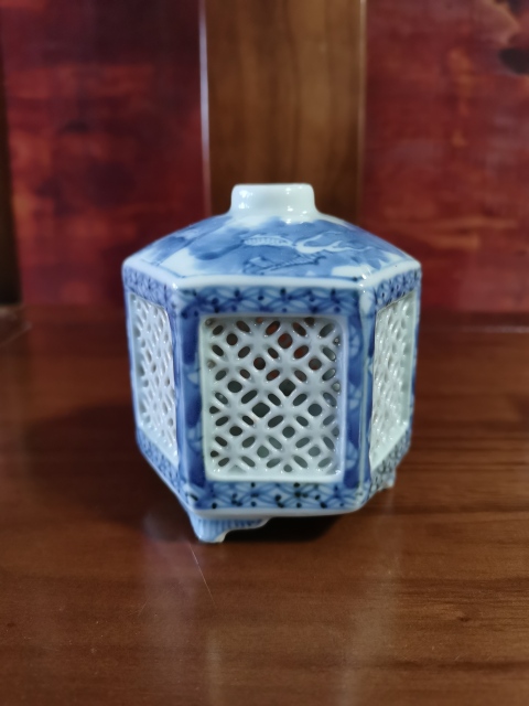 古玩陶瓷【精美蟈蟈籠】民國六方青花鏤空蟈蟈籠拍賣，當前價格800元