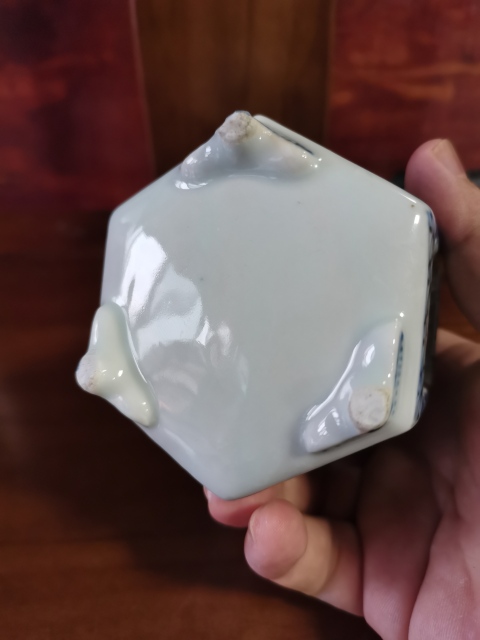 古玩陶瓷【精美蟈蟈籠】民國六方青花鏤空蟈蟈籠拍賣，當前價格800元