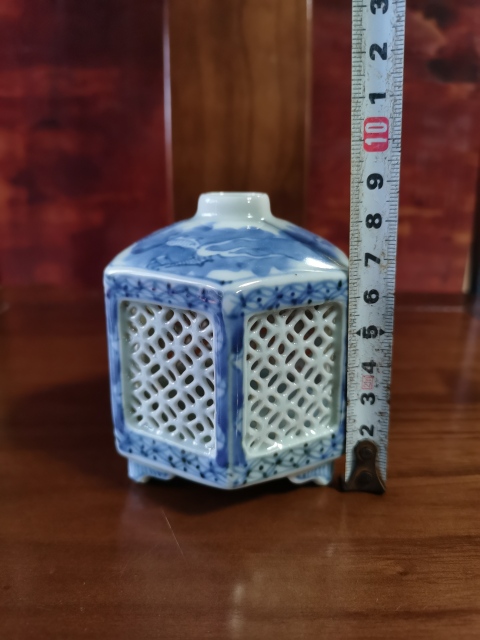 古玩陶瓷【精美蟈蟈籠】民國六方青花鏤空蟈蟈籠拍賣，當前價格800元