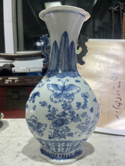 古玩陶瓷雍乾青花花卉蝴蝶雙耳海棠瓶拍賣,當前價格5800元