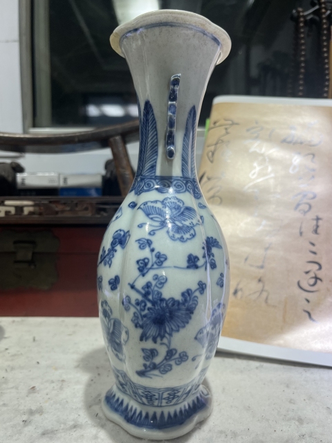 古玩陶瓷雍乾青花花卉蝴蝶雙耳海棠瓶拍賣,當前價格5800元