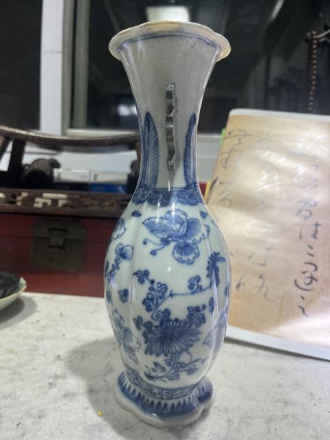 古玩陶瓷雍乾青花花卉蝴蝶雙耳海棠瓶拍賣,當前價格5800元