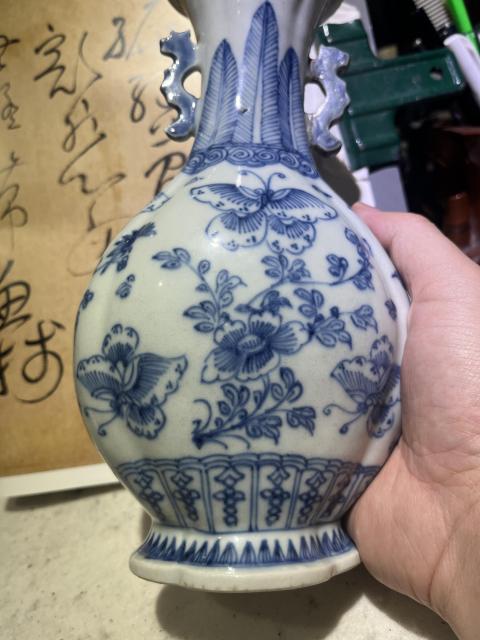 古玩陶瓷雍乾青花花卉蝴蝶雙耳海棠瓶拍賣,當前價格5800元