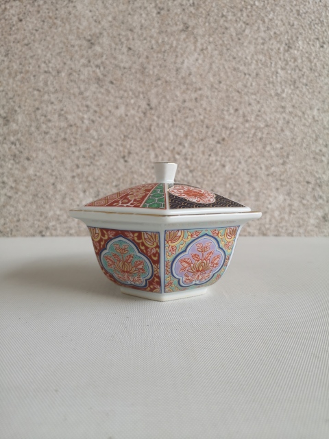 古玩陶瓷花卉紋五彩蓋碗拍賣，當前價格450元