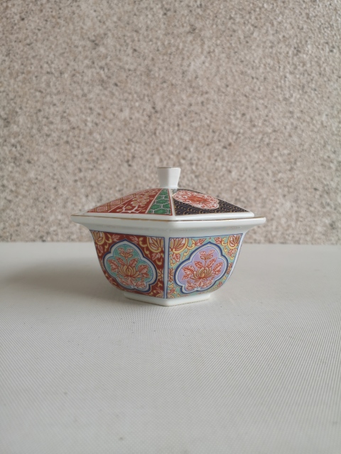 古玩陶瓷花卉紋五彩蓋碗拍賣，當前價格450元