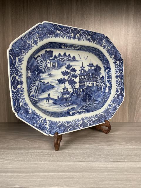 古玩陶瓷清乾隆 極品青花山水亭臺樓閣人物紋八方盤拍賣，當前價格3800元