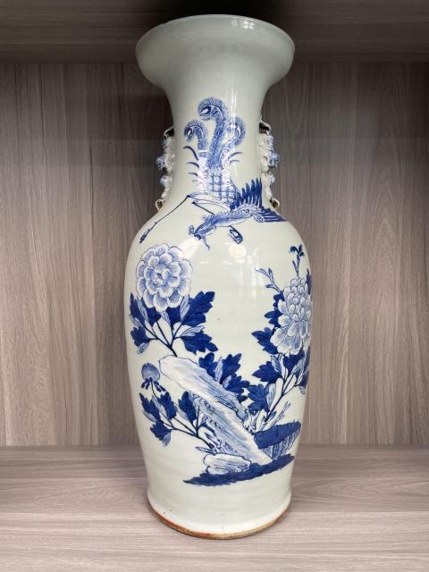 古玩陶瓷清中期 豆青釉青花鳳穿牡丹圖獅耳盤口瓶(上海文物商店庫出)拍賣,當前價格4900元