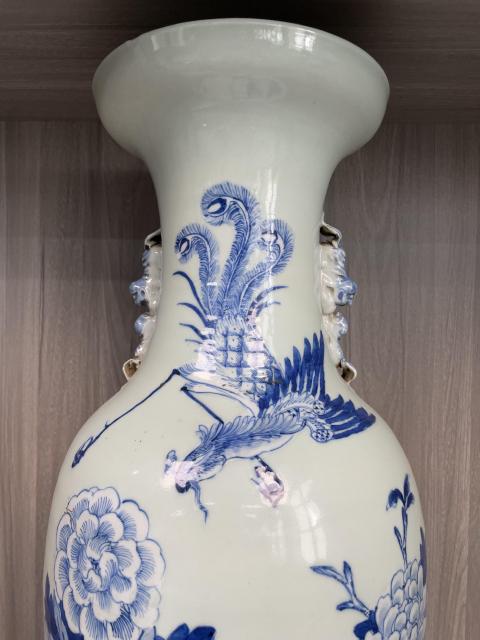 古玩陶瓷清中期 豆青釉青花鳳穿牡丹圖獅耳盤口瓶(上海文物商店庫出)拍賣,當前價格4900元
