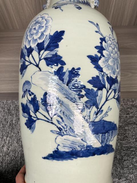 古玩陶瓷清中期 豆青釉青花鳳穿牡丹圖獅耳盤口瓶(上海文物商店庫出)拍賣,當前價格4900元