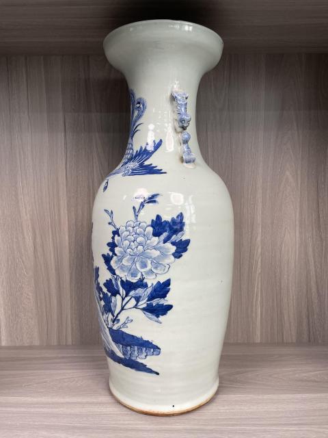 古玩陶瓷清中期 豆青釉青花鳳穿牡丹圖獅耳盤口瓶(上海文物商店庫出)拍賣,當前價格4900元