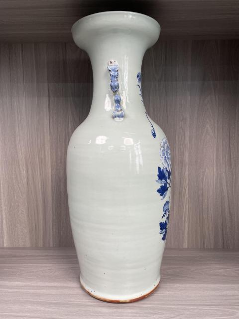 古玩陶瓷清中期 豆青釉青花鳳穿牡丹圖獅耳盤口瓶(上海文物商店庫出)拍賣,當前價格4900元