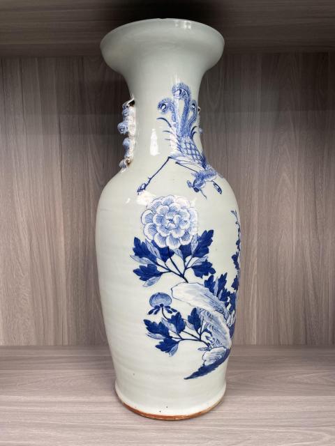 古玩陶瓷清中期 豆青釉青花鳳穿牡丹圖獅耳盤口瓶(上海文物商店庫出)拍賣,當前價格4900元
