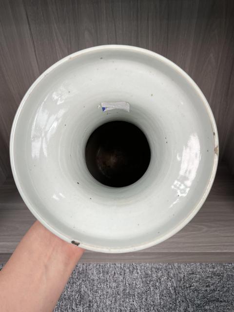 古玩陶瓷清中期 豆青釉青花鳳穿牡丹圖獅耳盤口瓶(上海文物商店庫出)拍賣,當前價格4900元