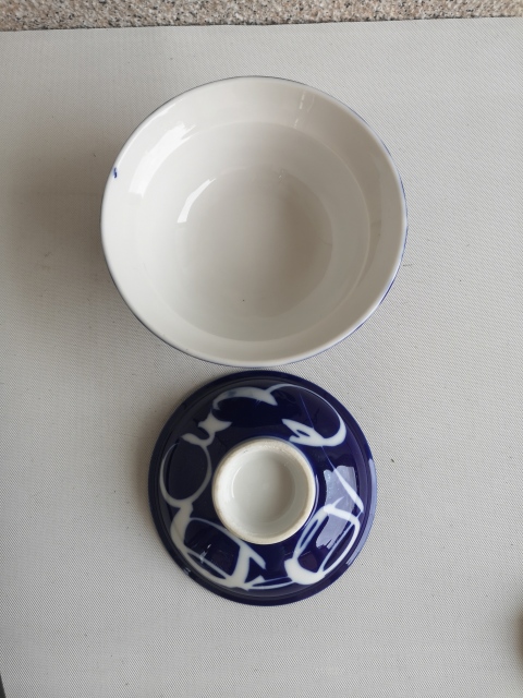 古玩陶瓷藍(lán)地留白蓋碗拍賣,當(dāng)前價格298元