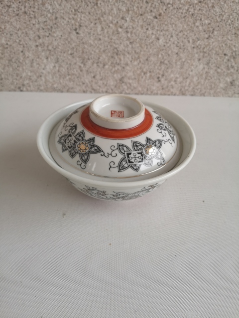 古玩陶瓷花卉紋蓋碗拍賣,當(dāng)前價(jià)格298元