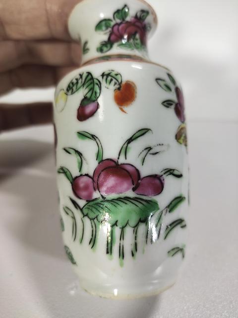 古玩陶瓷【已鑒真】廣彩花蝶紋撇口瓶拍賣，當前價格500元