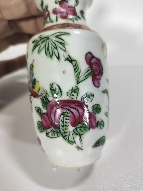 古玩陶瓷【已鑒真】廣彩花蝶紋撇口瓶拍賣，當前價格500元