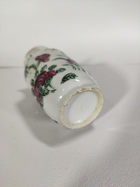 古玩陶瓷【已鑒真】廣彩花蝶紋撇口瓶拍賣，當前價格500元