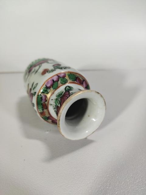 古玩陶瓷【已鑒真】廣彩花蝶紋撇口瓶拍賣，當前價格500元