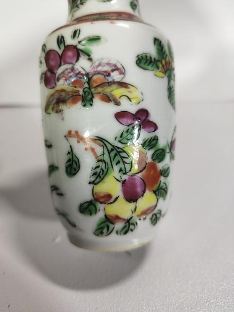 古玩陶瓷【已鑒真】廣彩花蝶紋撇口瓶拍賣，當前價格500元