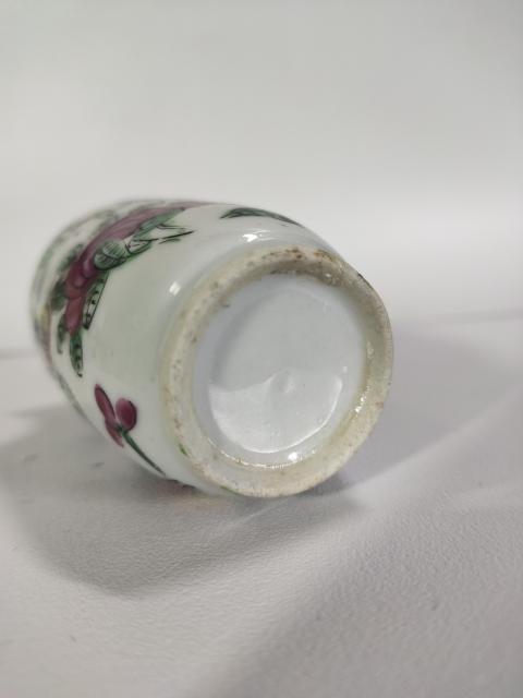 古玩陶瓷【已鑒真】廣彩花蝶紋撇口瓶拍賣，當前價格500元