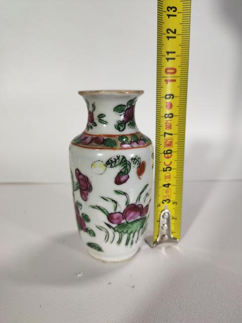 古玩陶瓷【已鑒真】廣彩花蝶紋撇口瓶拍賣，當前價格500元