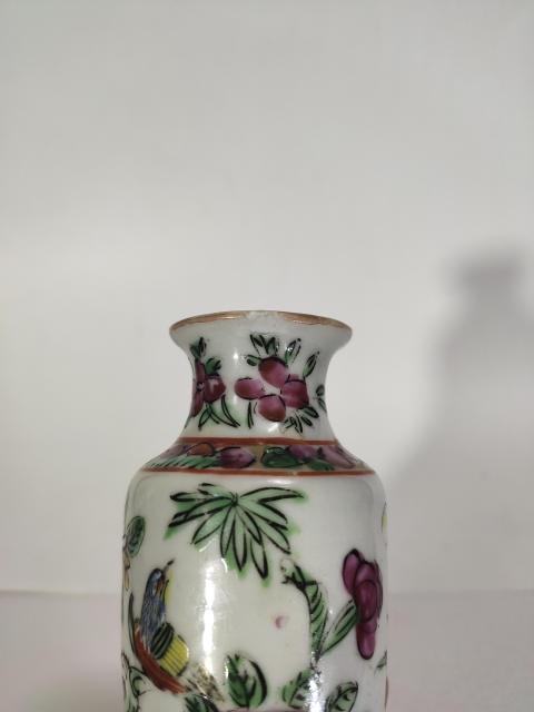古玩陶瓷【已鑒真】廣彩花蝶紋撇口瓶拍賣，當前價格500元