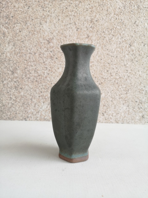古玩陶瓷鈞釉六方瓶拍賣,當(dāng)前價(jià)格450元