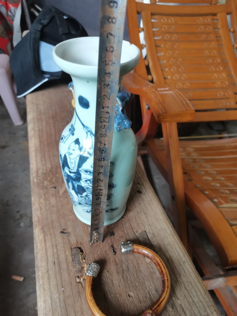 古玩陶瓷清中晚期豆青釉青花人物紋劉海戲金蟾雙耳瓶拍賣，當前價格466元