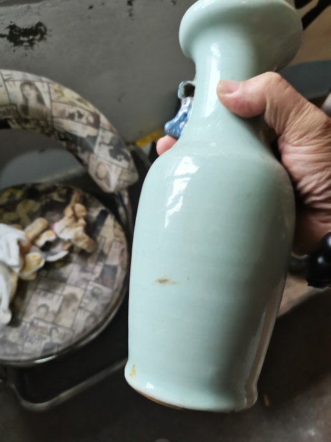 古玩陶瓷清中晚期豆青釉青花人物紋劉海戲金蟾雙耳瓶拍賣，當前價格466元