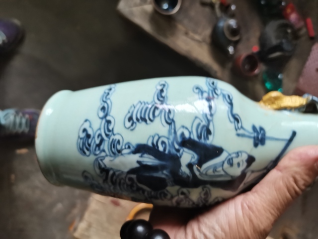 古玩陶瓷清中晚期豆青釉青花人物紋劉海戲金蟾雙耳瓶拍賣，當前價格466元