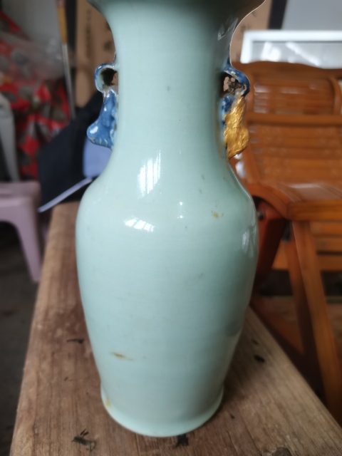 古玩陶瓷清中晚期豆青釉青花人物紋劉海戲金蟾雙耳瓶拍賣，當前價格466元