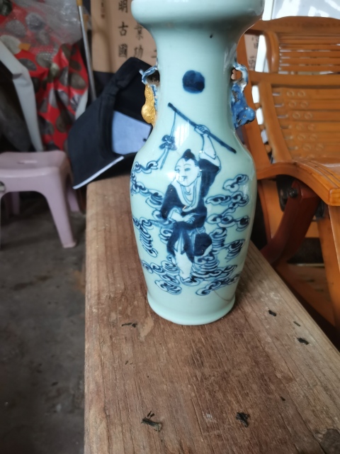 古玩陶瓷清中晚期豆青釉青花人物紋劉海戲金蟾雙耳瓶拍賣，當前價格466元