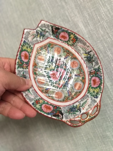 古玩陶瓷【民國  性價比數一，顯示創新創造力】花鳥壽字魚型盤拍賣，當前價格477元